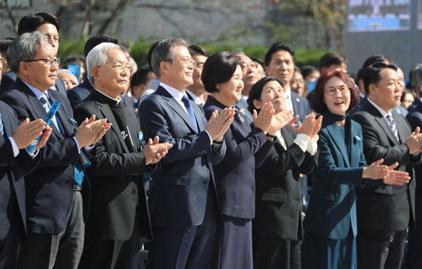  16일 경남대 운동장에서 열린 제40주년 부마민주항쟁 기념식.