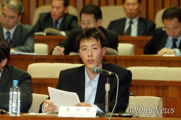 2005년 3월, 양심적 병역거부자로 수감 중인 필자가 국회 국방위원회 공청회에 출석해 증언하고 있는 모습. 
