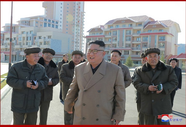 김정은 북한 국무위원장이 양강도 삼지연군 건설 현장을 시찰했다고 조선중앙통신이 16일 보도했다.