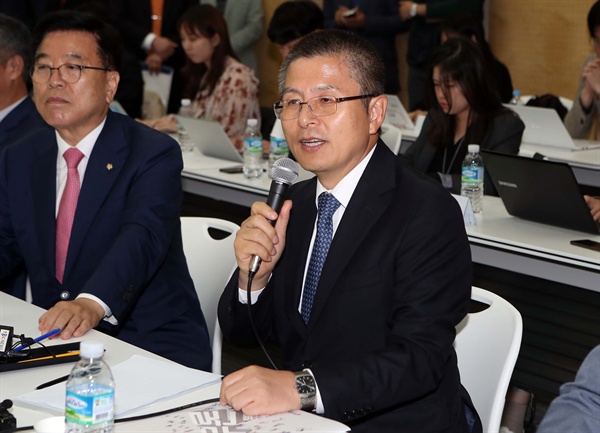 황교안 자유한국당 대표가 16일 오후 대구시 북구 노원로에 위치한 한국로봇산업진흥원을 방문한 자리에서 민부론 현장 설명회 후 기자들의 질문에 답하고 있다.