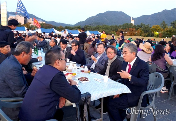  16일 저녁 창원 용지문화공원에서 열린 민주노총 경남본부의 '들불대동제'에 박종훈 경남도교육감과 류조환 민주노총 경남본부장 등이 참석해 함께 하고 있다.