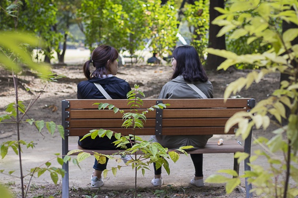 속마음산책 화자와 공감자가 벤치에 앉아 이야기를 나누고 있다. 