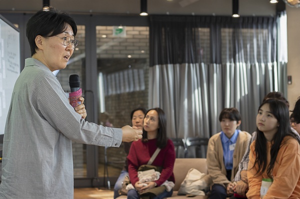 정혜신 속마음산책이 시작되기전 공감자와 이야기를 나누고 있다. 