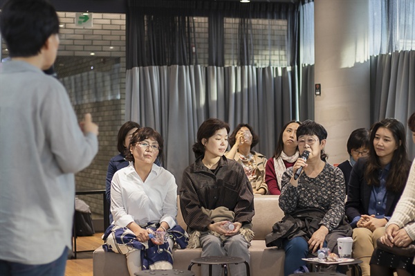 정혜신님이 산책이 끝나고 화자와 공감자와 함께 이야기를 나누고 있다. 