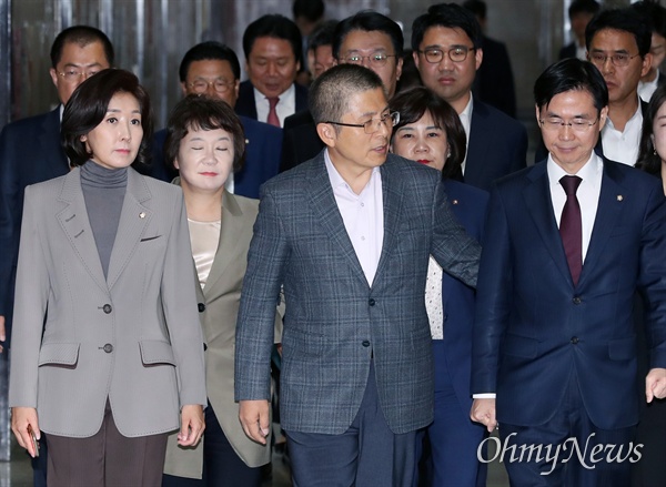 자유한국당 황교안 대표와 나경원 원내대표 등이 17일 오전 국회에서 열린 최고위원회의에 입장하고 있다. 