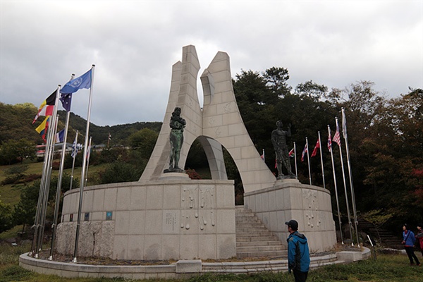 비목공원에 있는 '비목탑'으로 6.25전쟁 당시 유엔군으로 참전해 죽어간 외국군인들을 기리는 탑이다.