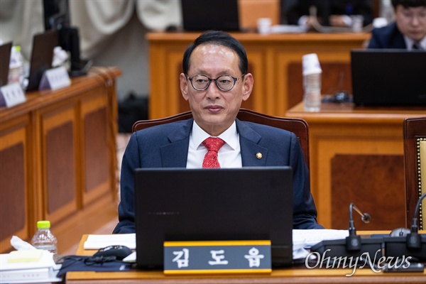 자유한국당 김도읍 의원이 17일 오후 서울 서초구 대검찰 법사위 국정감사에 참석하고 있다. 