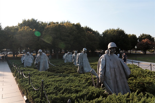 워싱턴소재 한국전쟁 메모리얼 기념관에는 6.25당시 가장 치열했던 장진호 전투 당시를 재현한 기념물이 있다. 인근 벽에는 6.25당시 미군 54,246명, 유엔군 628,833명이 사망했다는 기록이 적혀 있었다. 