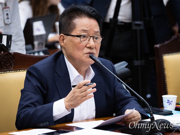 무소속 박지원 의원이 17일 오후 서울 서초구 대검찰 법사위 국정감사에서 질의를 하고 있다. 