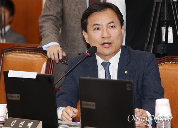 김진태 자유한국당 의원이 2019년 10월 18일 국회에서 열린 정무위원회 종합감사에서 노형욱 국무조정실장에게 질의하고 있다. 