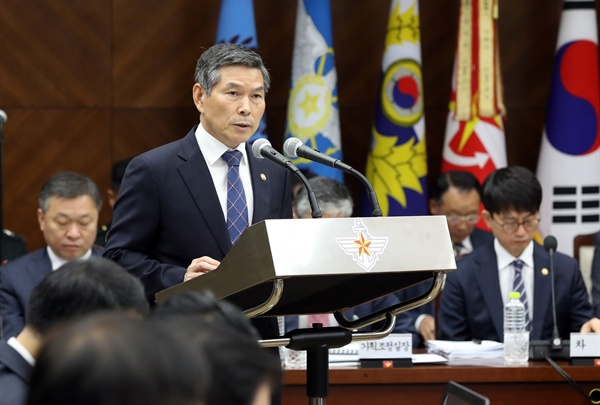 정경두 국방부 장관이 지난 10월 18일 서울 국방부에서 열린 국회 법제사법위원회의 군사법원에 대한 국정감사에서 업무보고를 하고 있다.