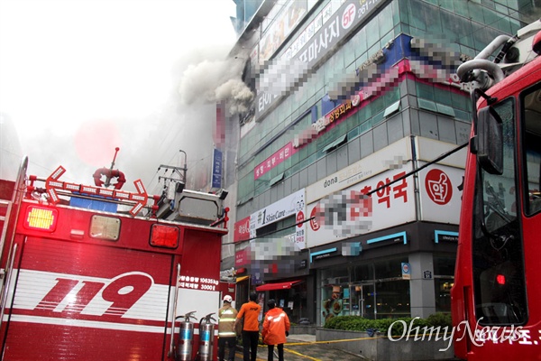 10월 18일 오후 2시 10분경 창원 성산구 상남동 상가 건물에서 화재가 발생해 소방대원들이 출동해 진화작업을 벌이고 있다.