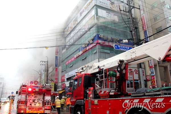 10월 18일 오후 2시 10분경 창원 성산구 상남동 상가 건물에서 화재가 발생해 소방대원들이 출동해 진화작업을 벌이고 있다.