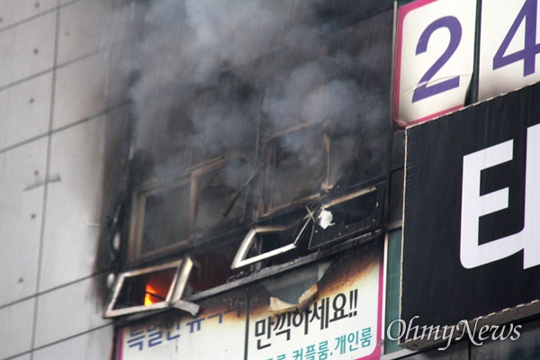 10월 18일 오후 2시 10분경 창원 성산구 상남동 상가 건물에서 화재가 발생해 소방대원들이 출동해 진화작업을 벌이고 있다.