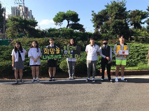 경남 고성중앙고등학교 학생들이 난치병을 앓고 있는 학생을 돕기 위해 나섰다.