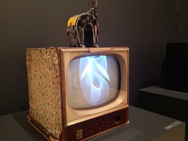 백남준 I 'TV 자석(Magnet TV)' TV set and magnet black and white 1965 ⓒ Estate of Nam June Paik. TV의 쌍방 소통을 실험한 작품이다. 