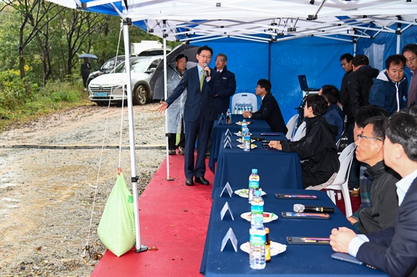  김경수 경남지사가 18일 거제시 동부면 구천리를 찾은 산림청 '국립 난대수목원' 평가단을 맞이 하며 유치 활동을 벌였다.