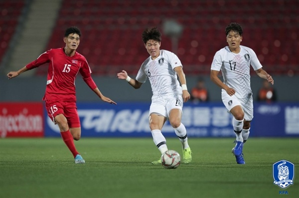 한국vs북한 경기 장면 한국 남자축구대표팀이 29년 만에 성사된 평양 원정 경기에서 북한과 0-0으로 비겼다. 