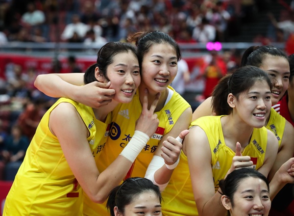  중국 여자배구 대표팀 선수들, 2019 월드컵 대회 '승리 환호'