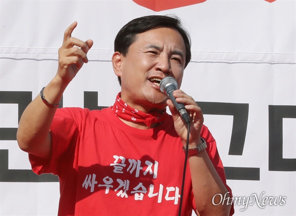 2019년 10월 19일 당시 김진태 자유한국당 의원이 서울 광화문 세종문화회관 앞에서 열린 '국민의 명령, 국정대전환 촉구 국민보고대회'에서 규탄사를 하고 있다.