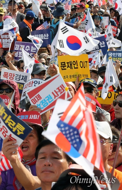 자유한국당 주최로 19일 오후 서울 광화문 세종문화회관 앞에서 열린 '국민의 명령, 국정대전환 촉구 국민보고대회'에서 참가자들이 문재인 대통령 퇴진을 요구하는 피켓을 들고 있다. 