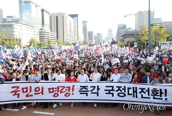 자유한국당 황교안 대표와 나경원 원내대표가 지난 19일 오후 서울 광화문 세종문화회관 앞에서 '국민의 명령, 국정대전환 촉구 국민보고대회'를 마친뒤 청와대를 향해 행진하고 있다.