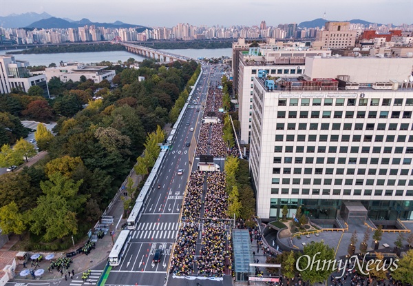 국회 정문에서 서강대교 방향으로 검찰개혁, 공수처 설치 제10차 촛불문화제에 참가한 시민들이 집결해 있다.