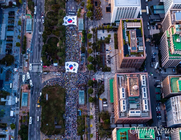 '검찰개혁, 공수처 설치 패스트트랙 입법 촉구를 위한 제10차 촛불문화제'가 19일 오후 여의도 국회앞에서 검찰개혁사법적폐청산범국민연대 주최로 열렸다.