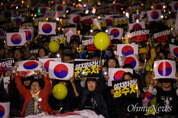 '검찰개혁, 공수처 설치 패스트트랙 입법 촉구를 위한 제10차 촛불문화제'가 19일 오후 여의도 국회앞에서 검찰개혁사법적폐청산범국민연대 주최로 열리고 있다.