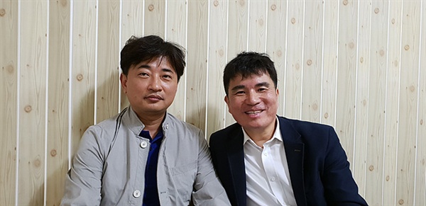 <통일아리랑>을 만든 사람들로 작곡자 여도초등학교 조승필(왼쪽) 교사와 작사자 광양남초등학교 고종환(오른쪽) 교사 모습이다. 