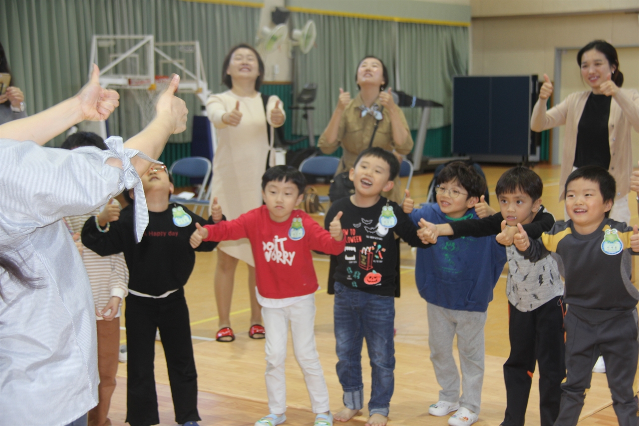 당진 용연유치원(원장 김윤자)의 방과 후 과정 특성화 프로그램 수업 공개에 참여한 유아들과 학부모들이 즐거워하고 있다.