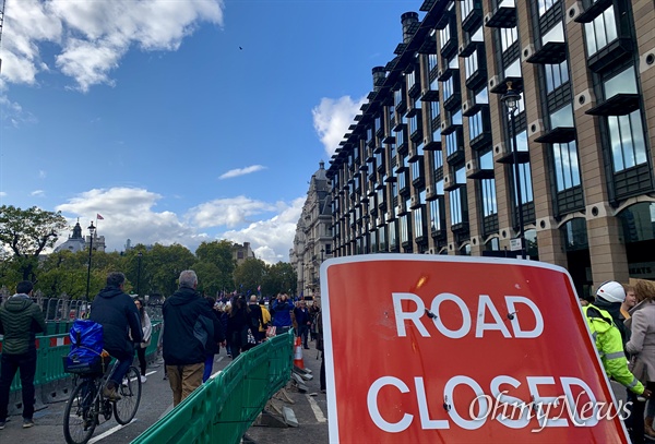지난 19일 오후 영국 런던 국회의사당 주변 모든 도로의 교통이 통제됐다. 사진은 웨스트민스터 다리 입구에 놓은 경찰의 교통 통제 내용.  