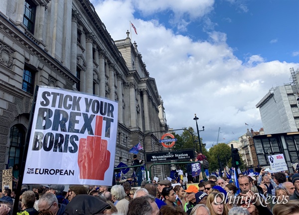 지난 19일 오후 영국 국회의사당으로 많은 시민들이 브렉시트 반대 행진을 벌이고 있다. 