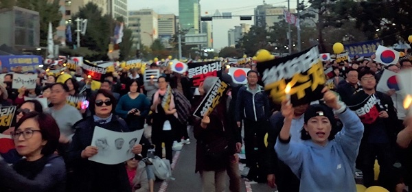 촛불시민들이 국회를 향해 검찰개혁 '공수처 설치"를 촉구하고 있다.