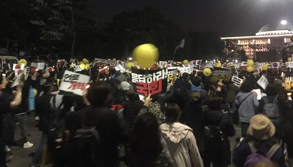 집회를 마치고 국회 주변으로 '공수처 설치'를 외치며 거리행진을 하고 있는 촛불시민들이다.