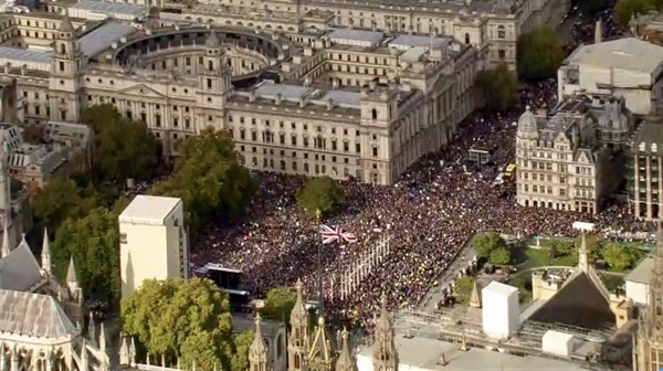 지난 19일 런던 중심가에서 벌어진 브렉시트 반대 집회에 사상 최대 규모의 시민들이 참여했다. 사진은 영국 BBC 항공화면 캡처.