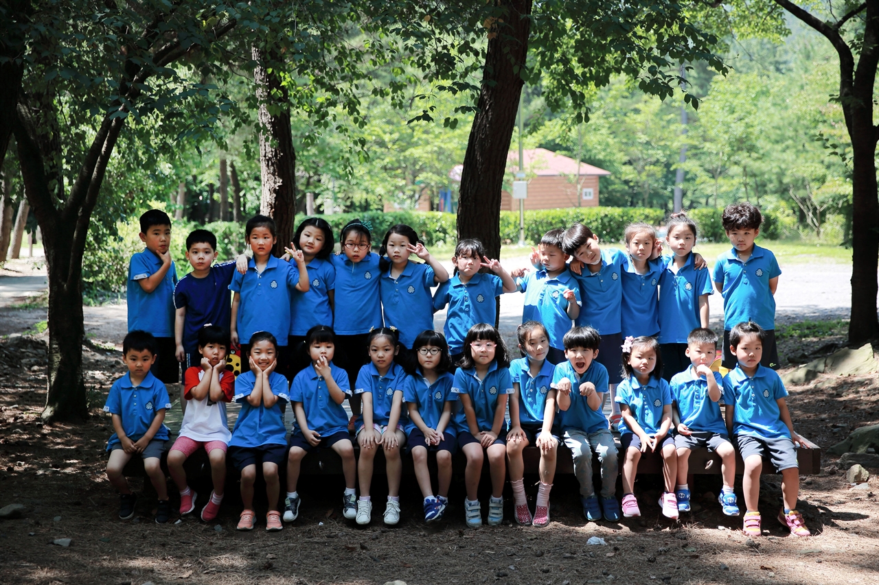 서천 송석초 병설유치원 유아들이 학교 주변에 있는 희리산에서 숲 체험을 하고 있다.
