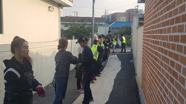 이날 연탄 봉사는 좁은 골목길로 인해 차량이 진입하지 못하는 상황으로, 약 200여 미터 떨어진 인근 가정에 길게 늘어서서 연탄 1000여 장을 옮겼다. 