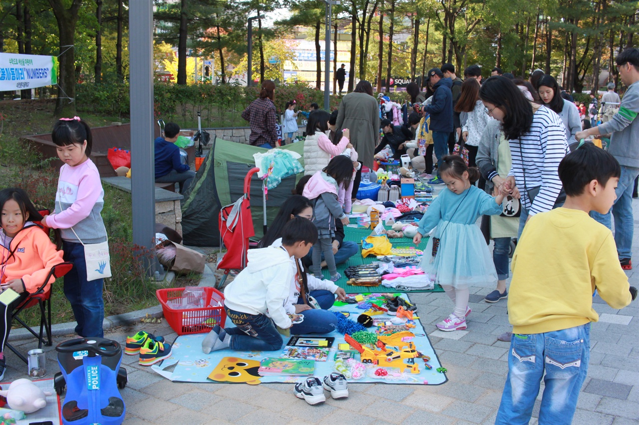 전민동 마을 주민, 어린이 60여 팀이 벼룩시장에서 좌판을 벌였다.