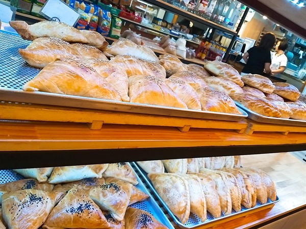'아써르티'는 매일 매일 신선한 빵을 구워낸다.