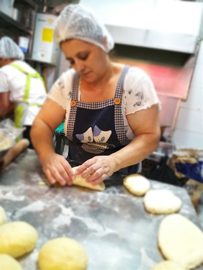 '아써르티'는 러시아와 우즈베키스탄 출신의 총 8명의 직원들 중에 제빵사 6명(야간조 2명, 주간조 3명, 케이크조 1명), 판매 1명, 수량관리 1명 등으로 빵집을 운영하고 있다. 바로 바로 구워 낸 신선한 풍미의 빵을 내놓는 것을 원칙으로 하고 있다. 