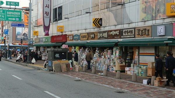  헌책방 거리였던 서울 평화시장 1층에는 지금은 모자 가게가 더 많다.