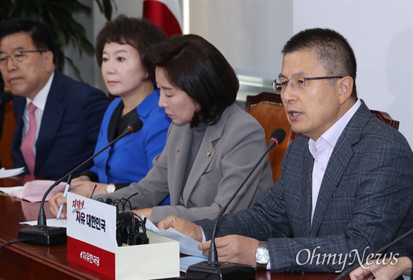 자유한국당 황교안 대표가 21일 오전 국회에서 열린 최고위원회의에서 모두발언을 하고 있다.