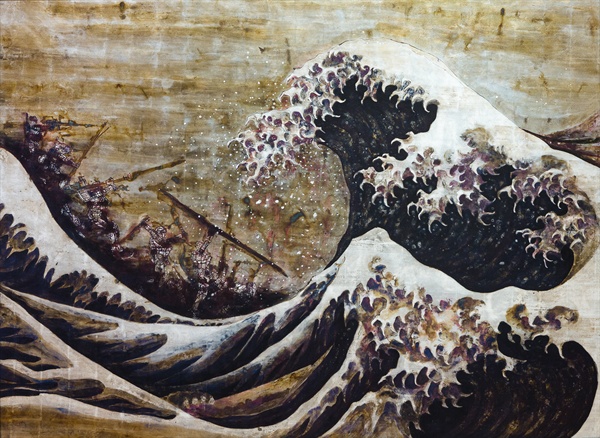 김선태 작가의 작품 'Confusion 2013'. 2011년 동일본 대지진의 트라우마를 겪은 작가가 건담을 소환해 파도를 막아서는 모습을 그렸다. 파도의 도상은 호쿠사이(1760~1849)의 유명한 그림('가나가와 해변의 높은 파도 아래')을 차용했다.