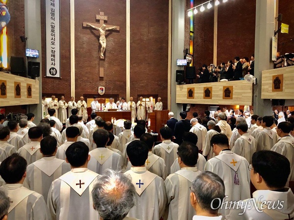 김영식 신부의 장례미사가 21일 오전 천주교 마산교구 양덕동성당에서 열렸다.