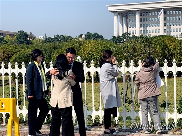 2019년 10월 21일, 하준·태호·유찬·민식이 엄마아빠가 서울 여의도 국회의사당 정문 앞에서 어린이생명안전법안 통과를 촉구하는 기자회견을 마친 뒤 국회를 바라보며 눈물을 흘리고 있는 모습. 