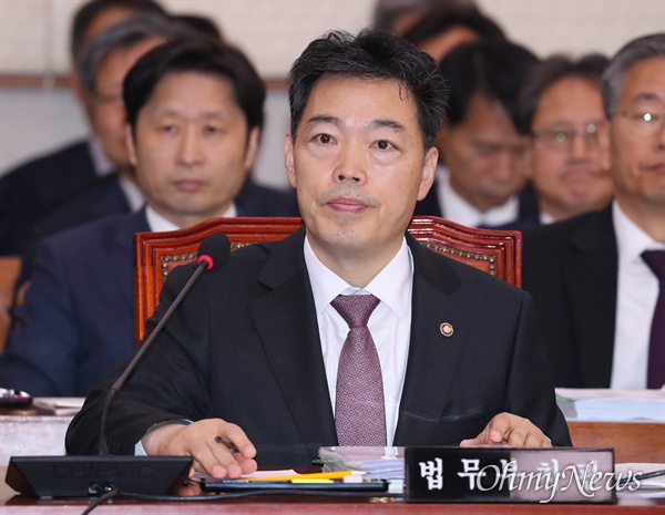 김오수 법무부 차관이 21일 국회에서 열린 법제사법위원회 종합감사에서 의원 질의를 듣고 있다. 