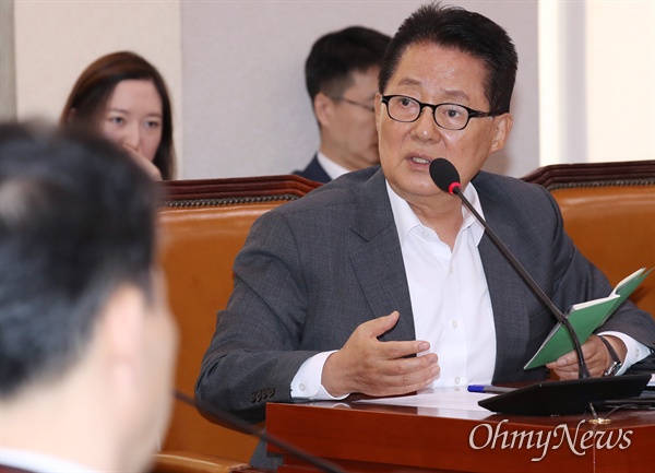 박지원 대안신당 의원이 21일 국회에서 열린 법제사법위원회 종합감사에서 질의하고 있다. 