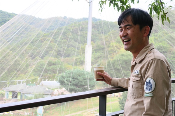 김정호 수의사(진료사육팀장)는 2002년부터 18년 가까이 청주동물원에서 일해왔다.                     