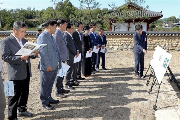 합천 용암서원 사당 앞 뜰에서 열린 '남명매 후계목' 식수 행사.